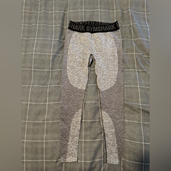 Size medium gym shark leggings with elastic waistband - Picture 1 of 3